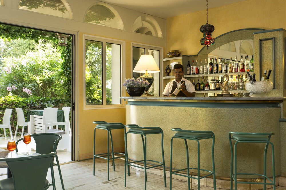 Hotel Bar