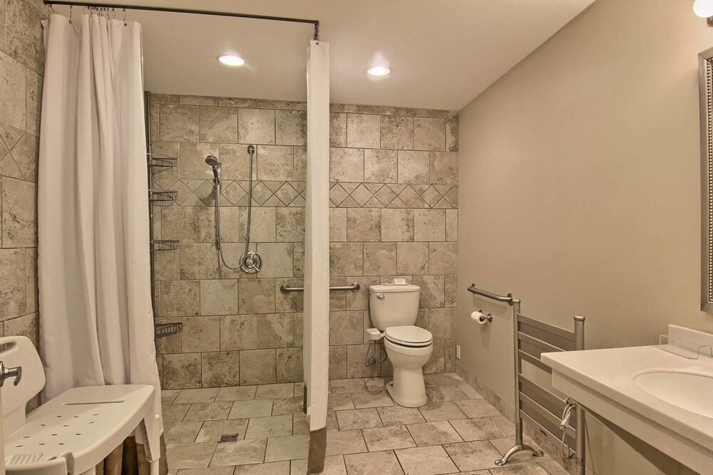 Senior Condo, 1 King Bed, Accessible - Bathroom