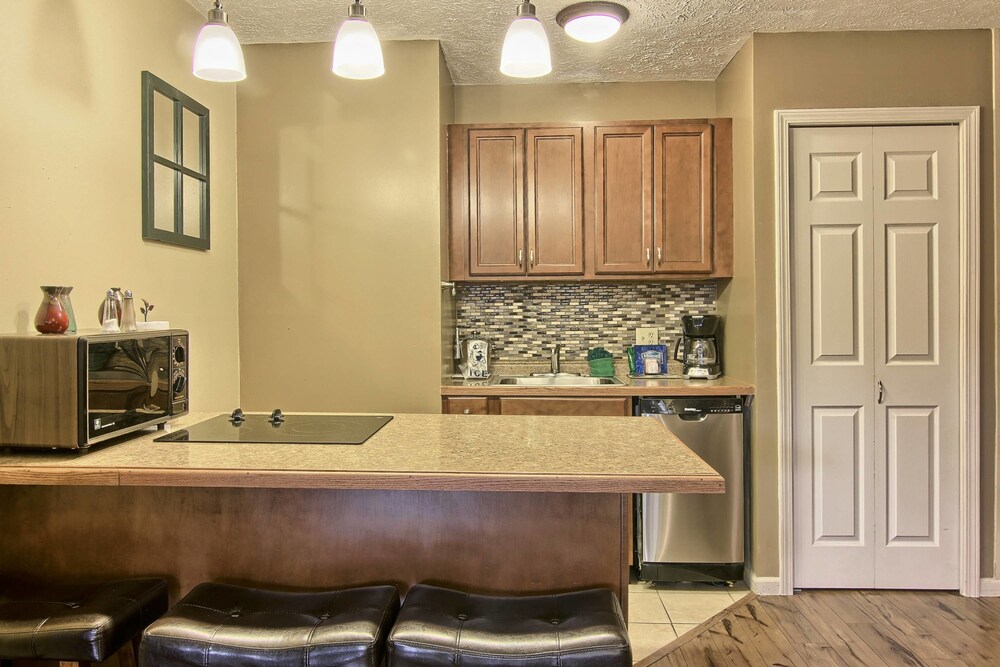 Deluxe Condo, 1 Bedroom (1 King and 1 Sofa Sleeper) - In-Room Kitchenette