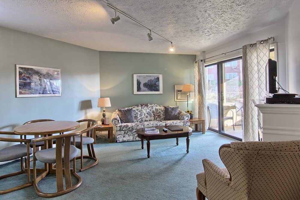 Signature Suite, 1 King Bed with Sofa bed - Living Area