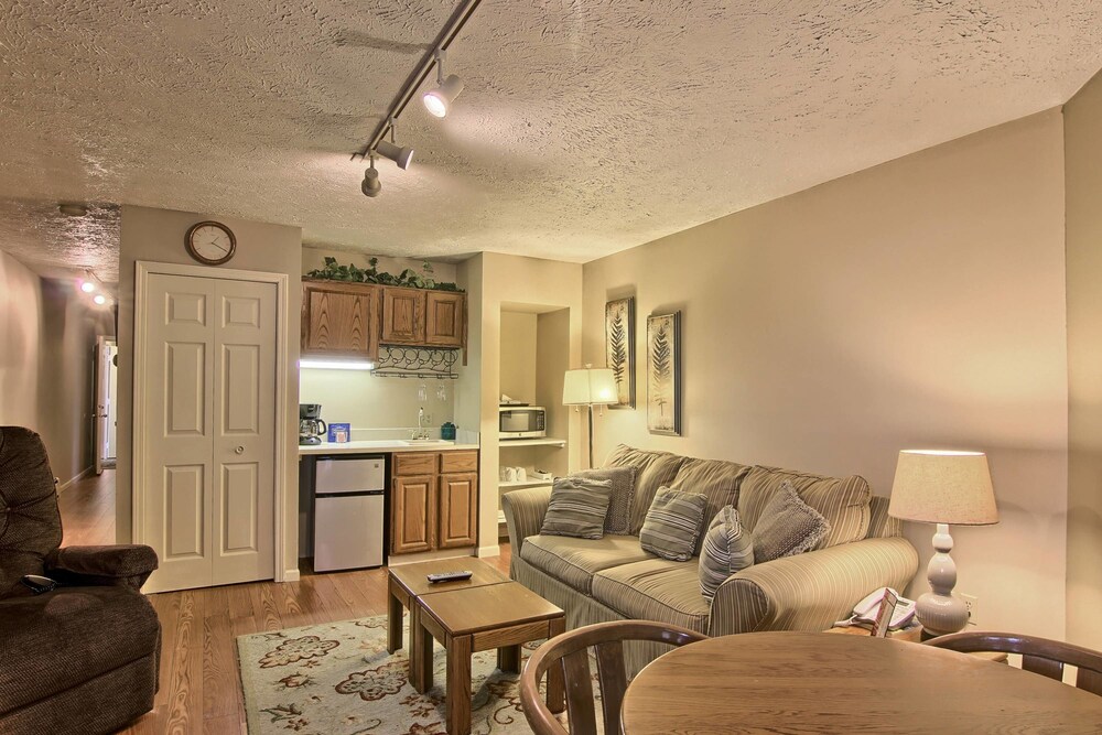 Senior Condo, 1 King Bed, Accessible - Living Area