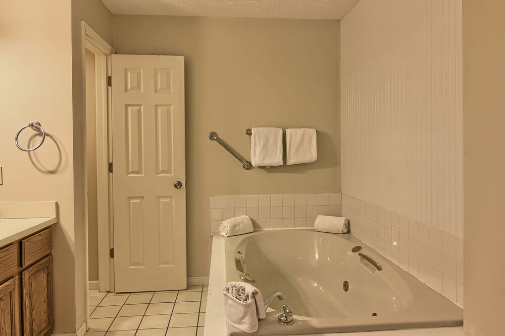 Deluxe Condo, 1 Bedroom (1 King and 1 Sofa Sleeper) - Bathroom