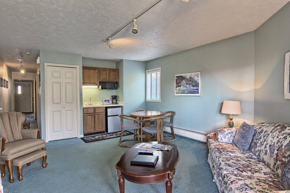 Signature Suite, 1 King Bed with Sofa bed - Living Area