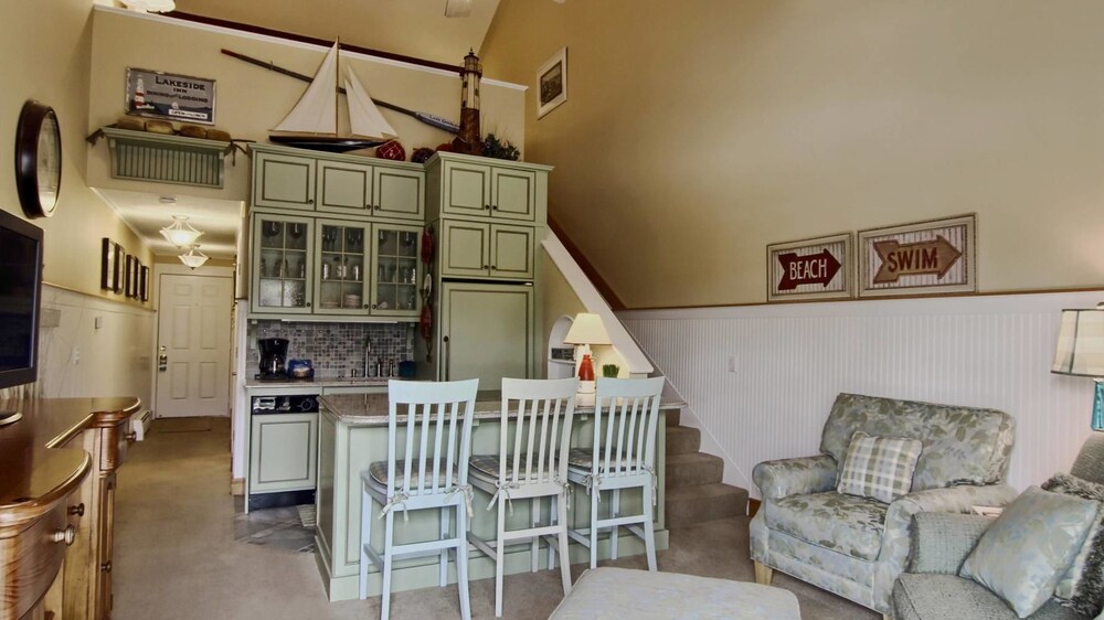 Grand Condo, 2 Bedrooms - Living Area