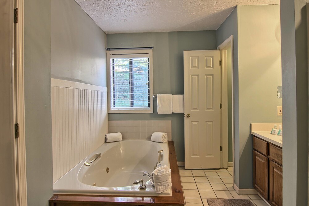 Signature Suite, 1 King Bed with Sofa bed - Jetted Tub