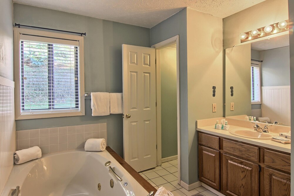 Signature Suite, 1 King Bed with Sofa bed - Bathroom