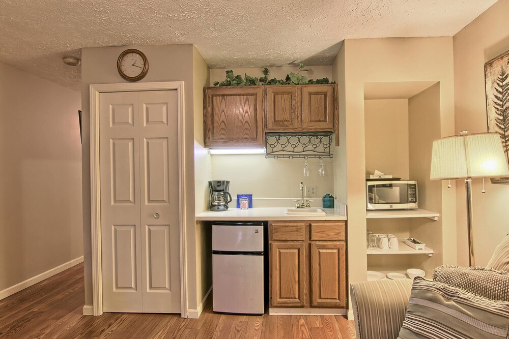 Senior Condo, 1 King Bed, Accessible - In-Room Kitchenette