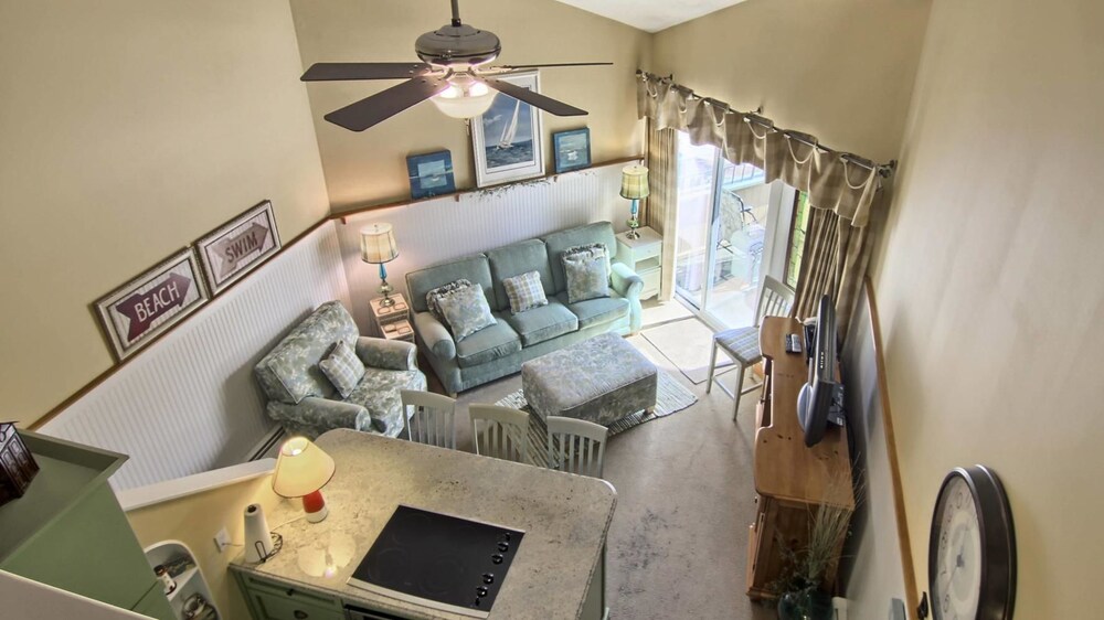 Grand Condo, 2 Bedrooms - Living Area