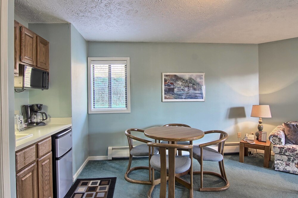 Signature Suite, 1 King Bed with Sofa bed - In-Room Dining