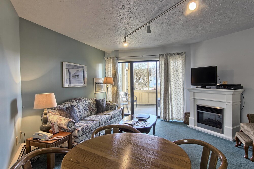 Signature Suite, 1 King Bed with Sofa bed - Living Area