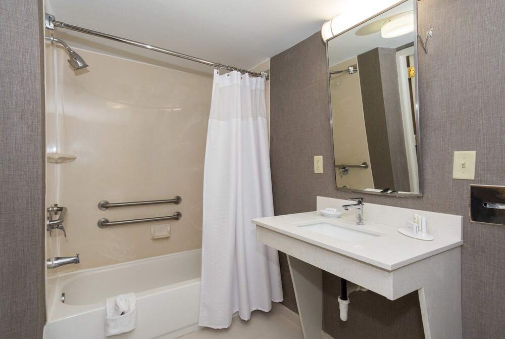 Studio, 1 King Bed - Bathroom