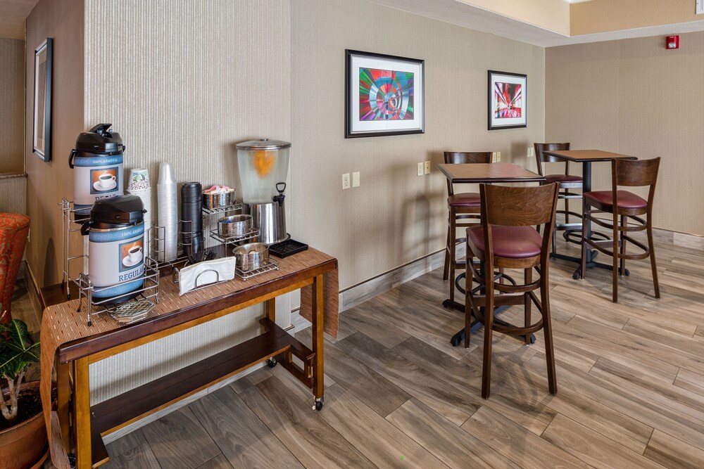 Lobby lounge, Best Western Plus Airport Inn & Suites