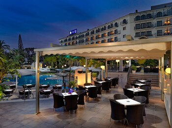 Poolside Bar