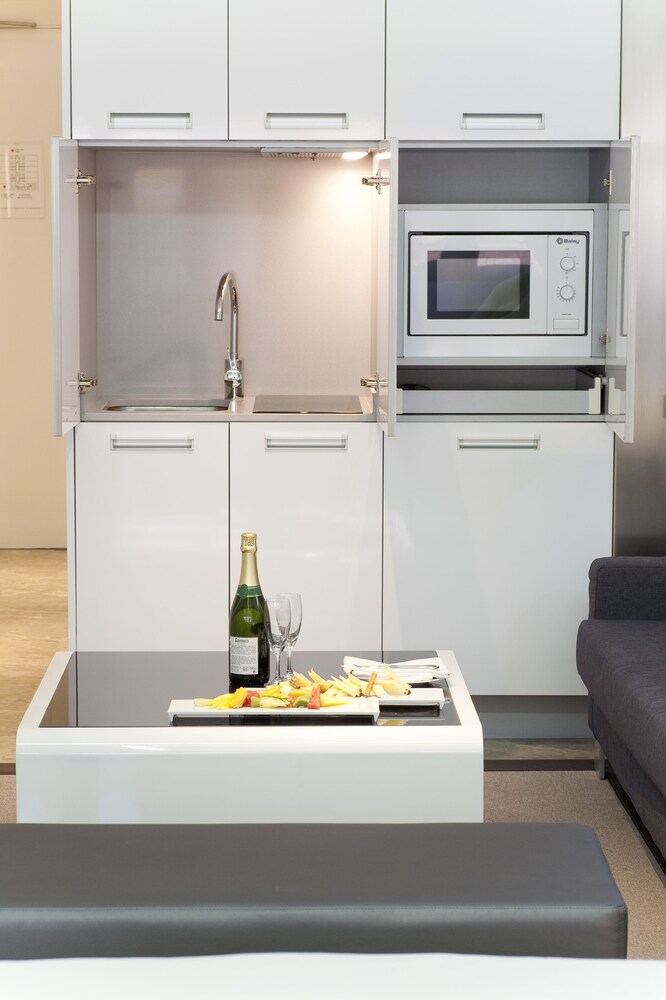 Cocina básica en la habitación