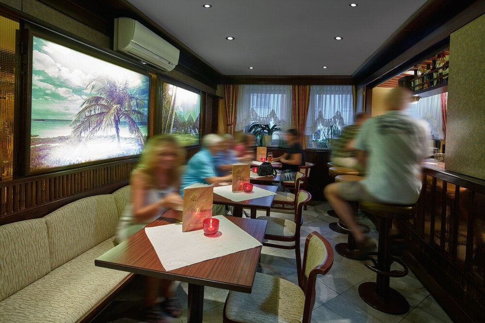 Hotel Bar