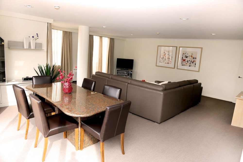Deluxe Two Bedroom Apartment - Guestroom