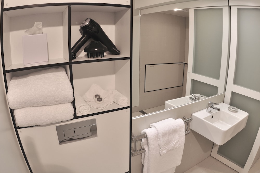 Standard King Studio - Accessible - Bathroom