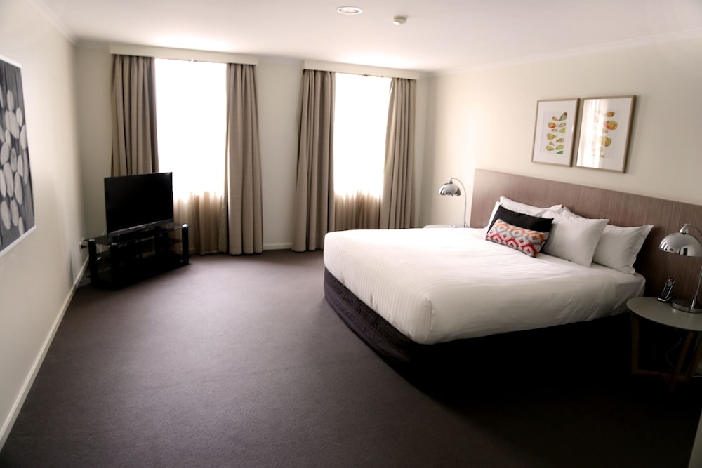 Deluxe Two Bedroom Apartment - Guestroom