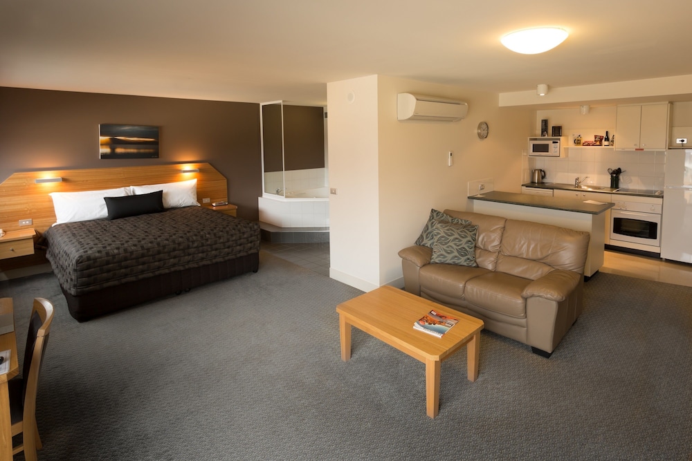 Executive One Bedroom Spa Apartment - Living Area
