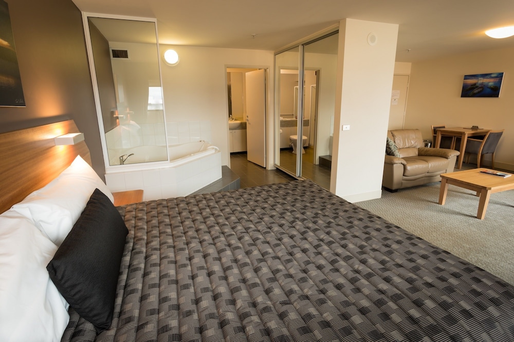 Executive One Bedroom Spa Apartment - Living Area
