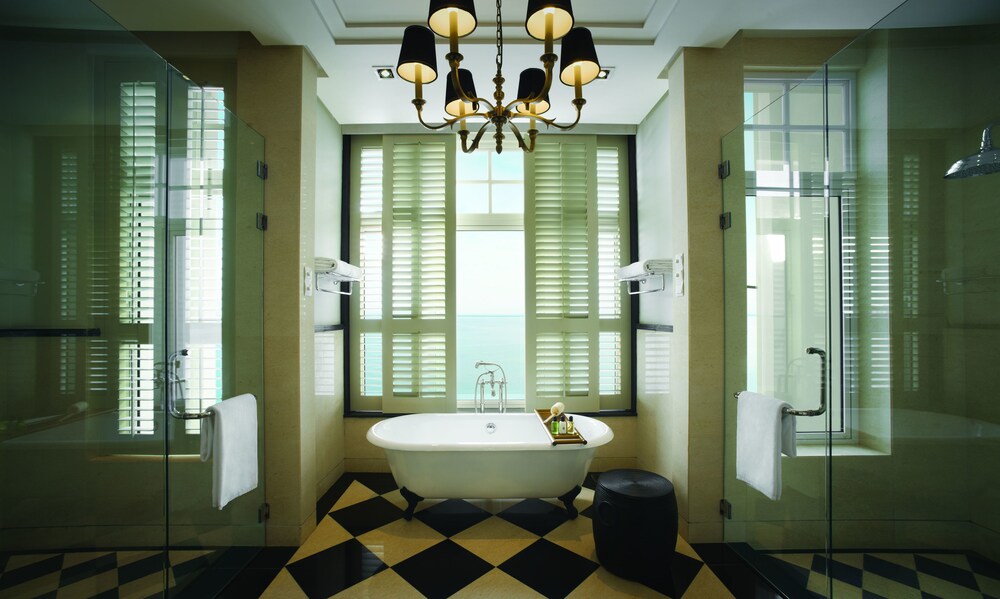 Deep Soaking Bathtub