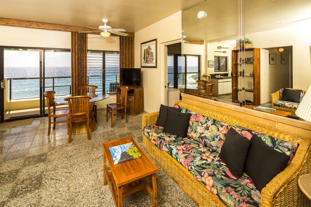 Suite, 3 Bedrooms, 2 Bathrooms, Oceanfront - Guestroom
