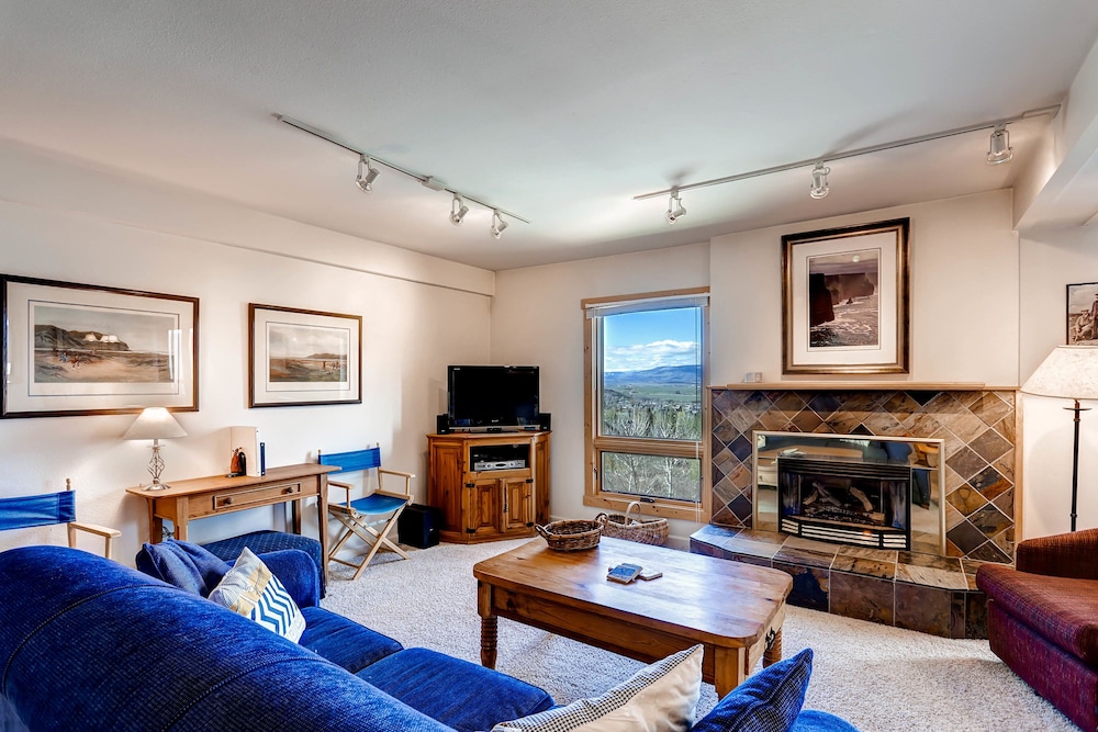 Condo, 2 Bedrooms, 2 Bathrooms - Living Room