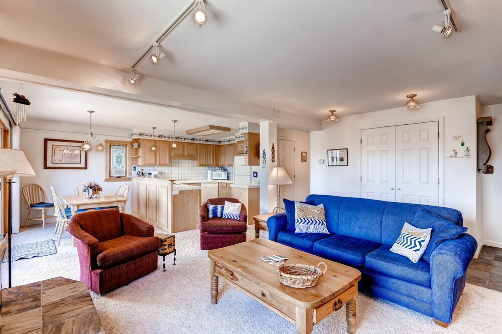 Condo, 2 Bedrooms, 2 Bathrooms - Living Room