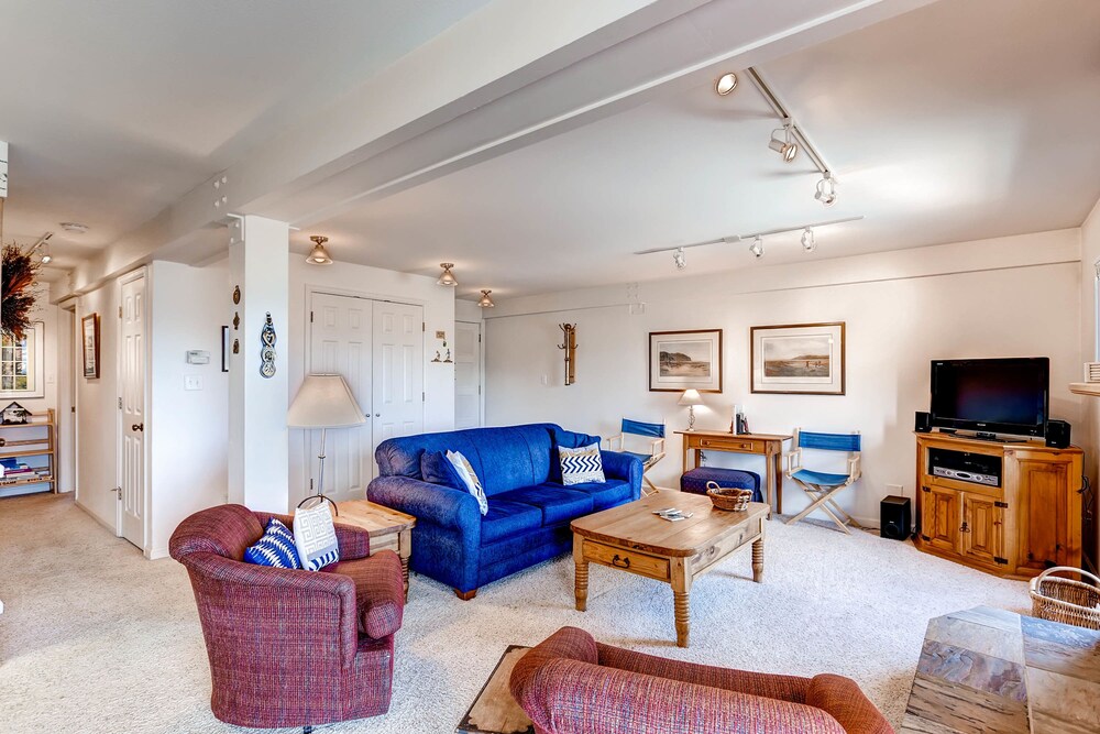 Condo, 2 Bedrooms, 2 Bathrooms - Living Room