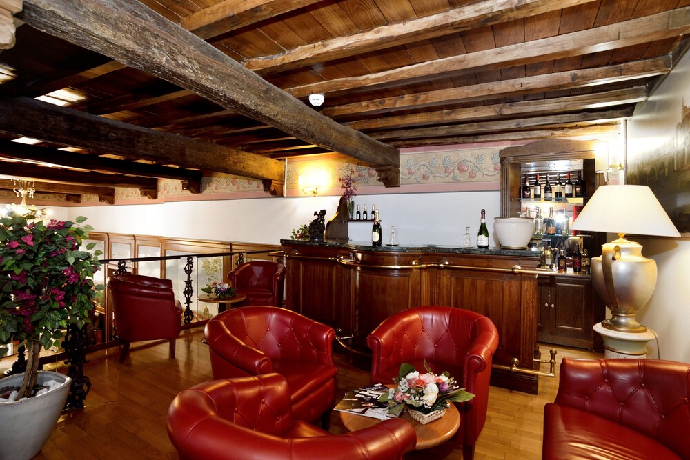 Hotel Bar