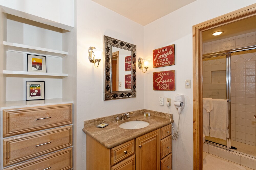 Deluxe Room, 3 Bedrooms - Bathroom