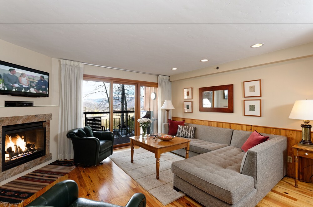 Premier Room, 2 Bedrooms - Living Room