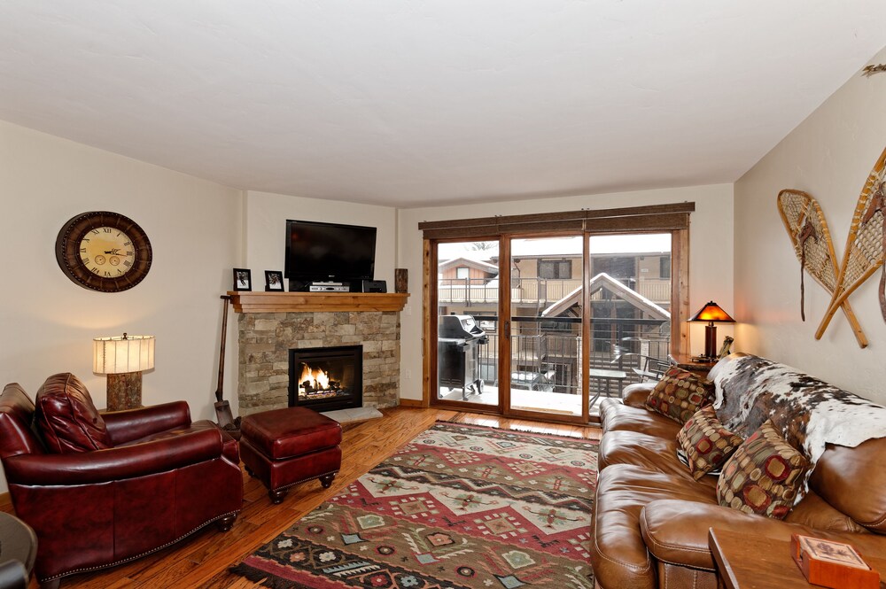 Premier Room, 1 Bedroom - Living Room