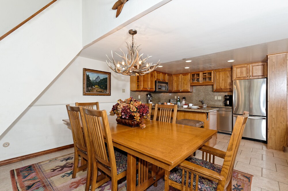 Premier Loft, 3 Bedrooms - In-Room Dining