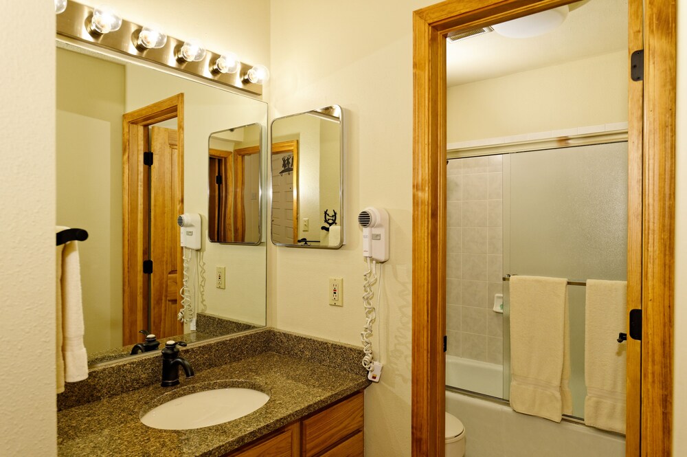 Standard Room, 3 Bedrooms - Bathroom
