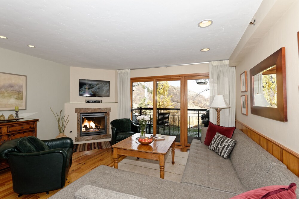 Premier Room, 2 Bedrooms - Living Room