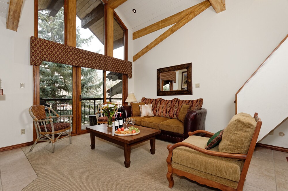 Premier Loft, 3 Bedrooms - Living Room