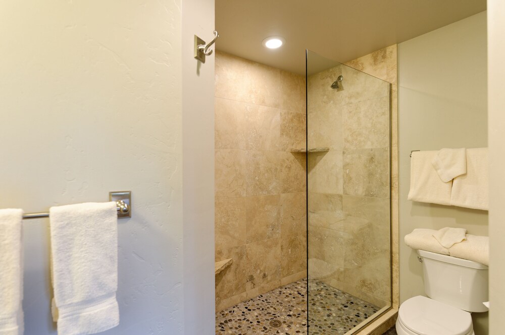 Premier Loft, 3 Bedrooms - Bathroom