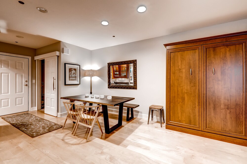 Premium Condo, 1 Bedroom - In-Room Dining