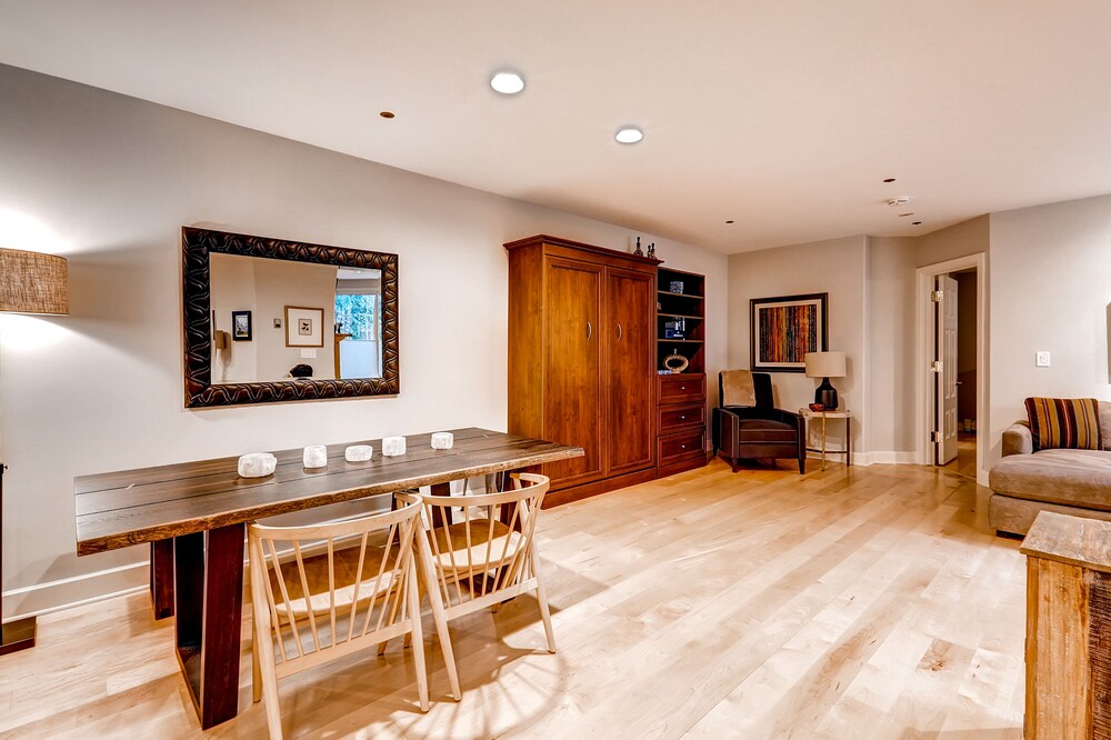 Premium Condo, 1 Bedroom - In-Room Dining