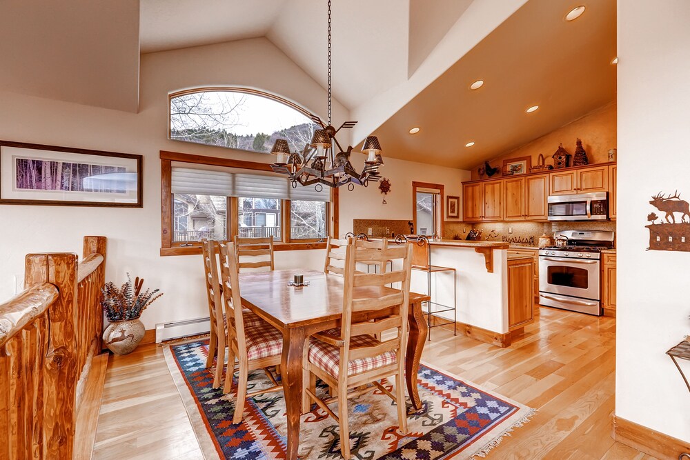 Premium Condo, 4 Bedrooms - In-Room Dining