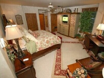 Premium Condo, 3 Bedrooms (Plus) - Guestroom