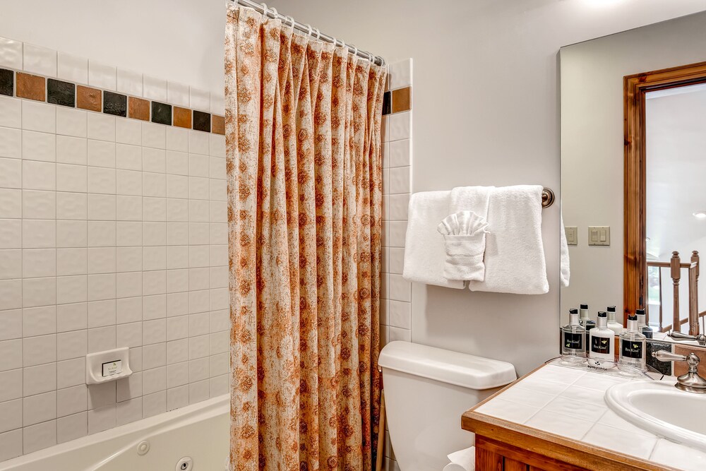 Studio (Plus) - Bathroom