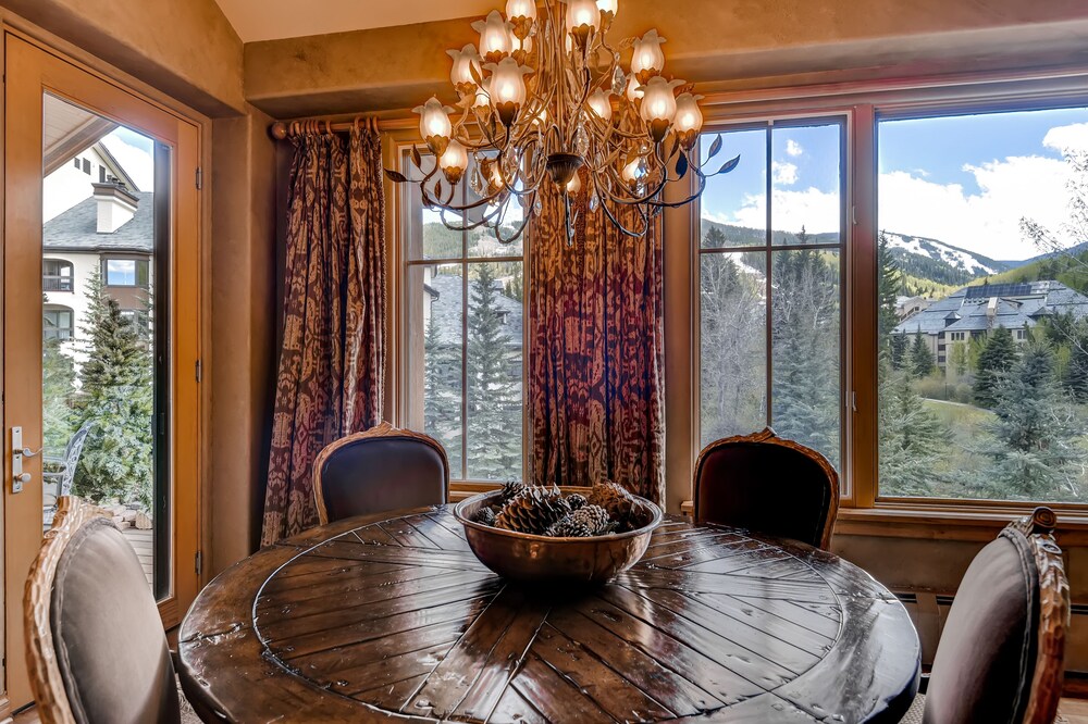Premium Condo, 2 Bedrooms (Plus) - In-Room Dining