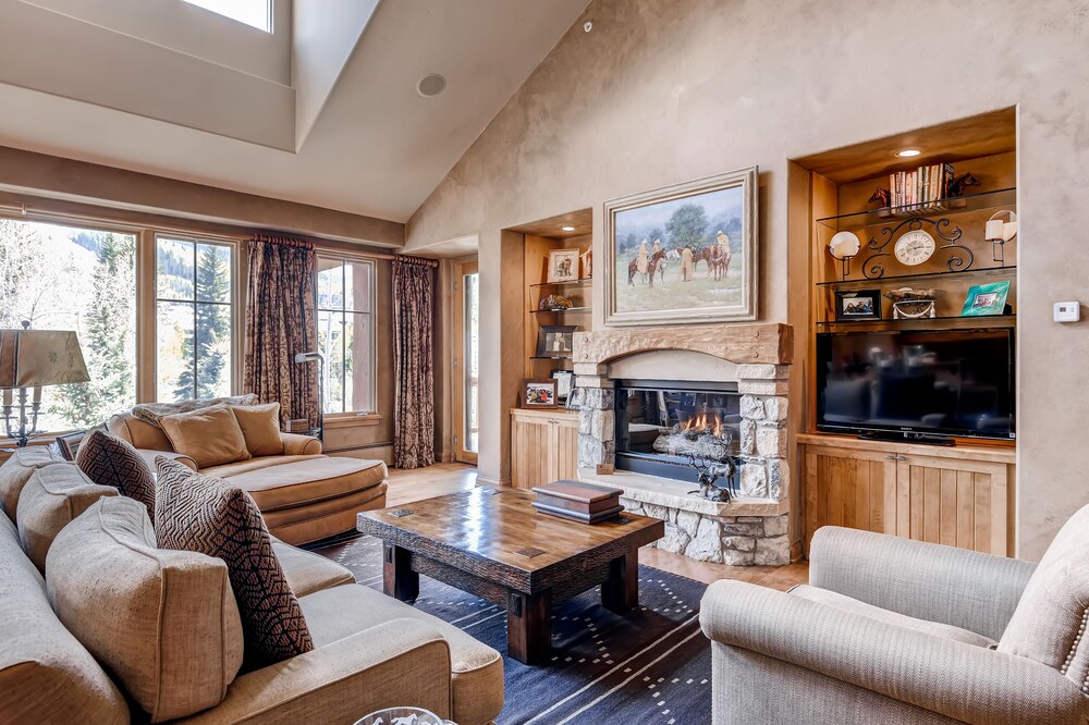 Premium Condo, 2 Bedrooms (Plus) - Living Room