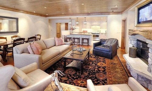 Premium Condo, 3 Bedrooms (Plus) - Living Area