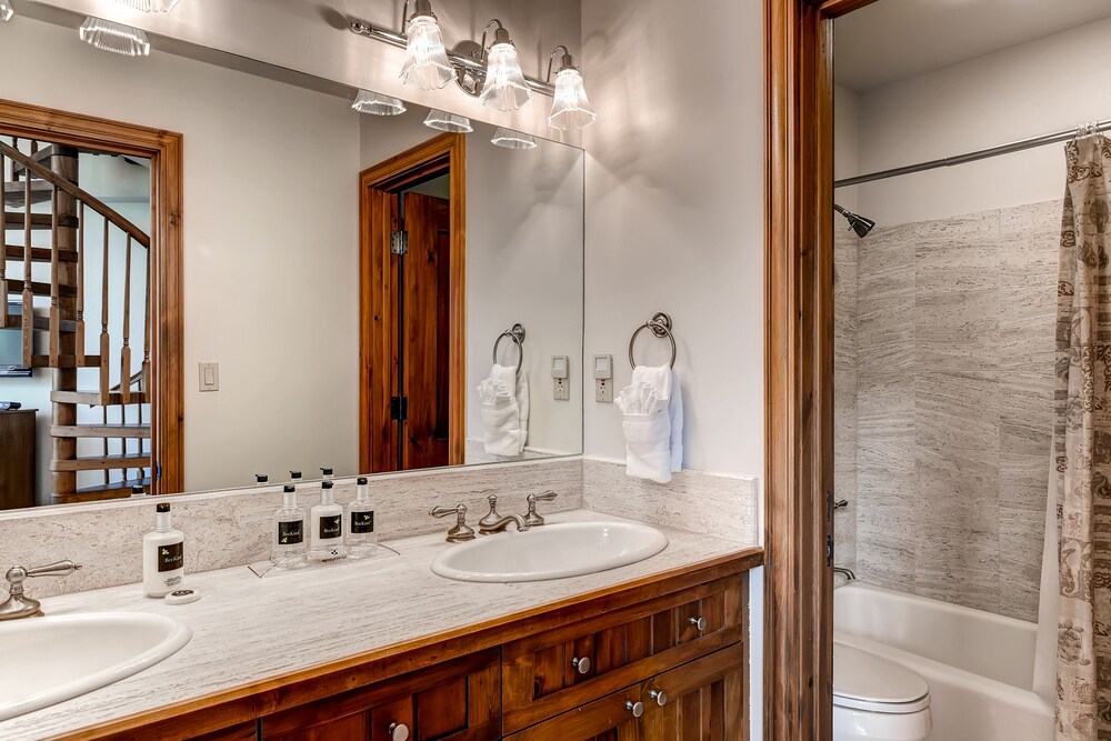 Studio (Plus) - Bathroom