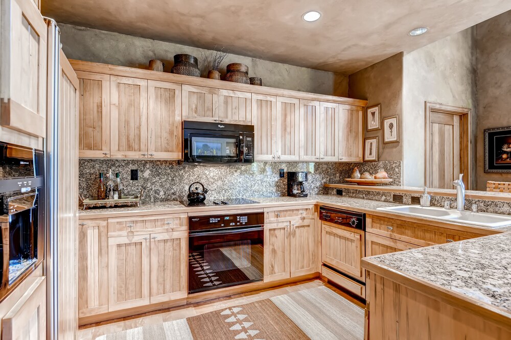 Premium Condo, 2 Bedrooms (Plus) - In-Room Kitchen