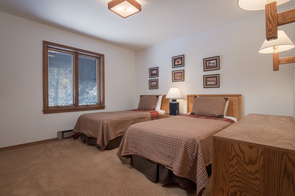 Teton Village Condos, 2 Bedrooms, 2 Bathrooms - Guestroom