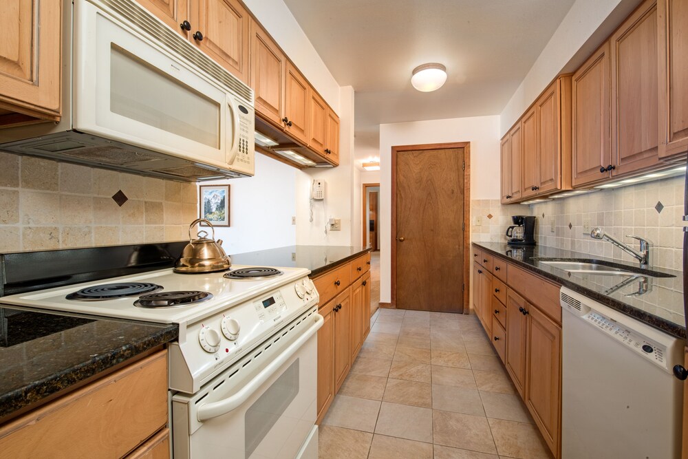 Teton Village Condos, 2 Bedrooms, 2 Bathrooms - In-Room Kitchen